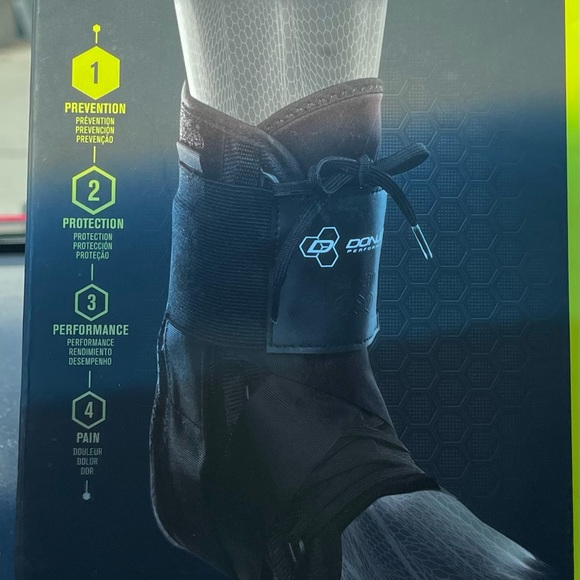 DonJoy's comprehensive Lace-up brace with figure 8 straps for stabilizat… - Picture 3 of 7